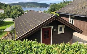 Landlig og sentrumsnær leilighet